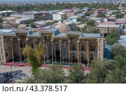 Старинная мечеть Боло-Хауз в городском пейзаже. Бухара, Узбекистан (2022 год). Редакционное фото, фотограф Анна Карасева / Фотобанк Лори