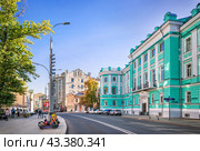 Улица Большая Полянка, Московский учительский институт, Москва (2023 год). Редакционное фото, фотограф Baturina Yuliya / Фотобанк Лори