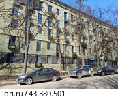 Детский городской творческий клуб "Шале". Пятиэтажное административно-офисное здание. Построено в 1952 году. 12-я Парковая улица, 5. Район Восточное Измайлово. Город Москва (2024 год). Редакционное фото, фотограф lana1501 / Фотобанк Лори
