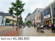 Торговая улица Ванфуцзин в Пекине, Китай (2024 год). Редакционное фото, фотограф Римма Тельнова / Фотобанк Лори