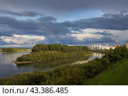 Вид на реку Томь и город Кемерово. Кемеровская область — Кузбасс, Россия. Красивый пейзаж с радугой над рекой. Вид с берега реки на остров Кемеровский. Вдали многоэтажные здания в жилых городских микрорайонах. Стоковое фото, фотограф Андрей Степанов / Фотобанк Лори