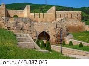 Западные ворота (Даг-Капы) в старинной крепости Нарын-Кала, Дербент. Республика Дагестан (2024 год). Стоковое фото, фотограф Анна Карасева / Фотобанк Лори