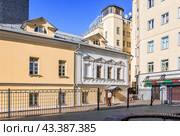 Улица Большая Полянка, дома, офисы, усадьба Нащокиных, Москва (2023 год). Редакционное фото, фотограф Baturina Yuliya / Фотобанк Лори