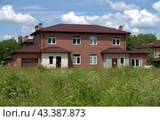 Таунхаус завершение строительства дуплекс дом (2024 год). Стоковое фото, фотограф MК / Фотобанк Лори
