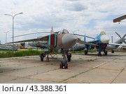 Боевой самолёт, реактивный истребитель МИГ-23, на территории музея, военная авиация. Волгоградская область, Средняя Ахтуба, Россия. (2024 год). Редакционное фото, фотограф Андрей Цыганков / Фотобанк Лори