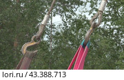 Строительные крюки, фокусировка, тросы на крюках  construction hooks, focusing, ropes on hooks. Стоковое видео, видеограф Опока Алексей / Фотобанк Лори