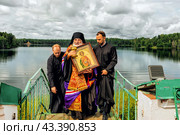 Hieroarchimandrite Mstislav, Bishop of Tikhvin and Lodeynopolsky carries the icon of the holy healer Panteleimon (2023 год). Редакционное фото, фотограф Владимир Ушаров / Фотобанк Лори