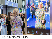 Россия. Санкт-Петербург. Директор Департамента информации и печати МИД РФ Мария Захарова изучает технологии нейросетей. Петербургский международный экономический форум. Russia. Saint-Petersburg. Maria Zakharova, Director of the Information and Press Department of the Russian Foreign Ministry, studies neural network technologies. St. Petersburg International Economic Forum. (2024 год). Редакционное фото, фотограф Алексей Смышляев / Фотобанк Лори