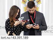Россия. Санкт-Петербург. Участники форума подключаются к сети Интернет. Петербургский международный экономический форум. Russia. Saint-Petersburg. Forum participants connect to the Internet. St. Petersburg International Economic Forum. (2024 год). Редакционное фото, фотограф Алексей Смышляев / Фотобанк Лори