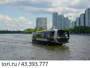 Речной электротрамвай (2024 год). Редакционное фото, фотограф ОльгаНовикова / Фотобанк Лори