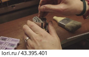 A person is holding a pill organizer with a purple pill in it. Стоковое видео, видеограф Константин Шишкин / Фотобанк Лори