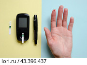 Экспресс тест для измерения уровня глюкозы в крови. Анализ крови на сахар в домашних условиях. Стоковое фото, фотограф Дорощенко Элла / Фотобанк Лори