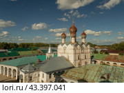 Церковь Спаса на Торгу и гостинный двор. Вид с колокольни Ростовского Кремля. Ростов Великий. Ярославская область (2020 год) Стоковое фото, фотограф Юлия Кутыгина / Фотобанк Лори