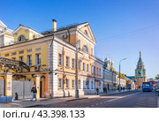 Улица Большая Полянка, особняк Фонд Ельцина, Григориевская церковь, Москва (2023 год). Редакционное фото, фотограф Baturina Yuliya / Фотобанк Лори