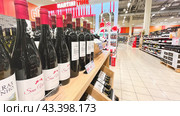 Moscow March 25 2024, The display is organized in a way that makes it easy for customers to browse and choose their preferred wine. Редакционное фото, фотограф Скрипачев Антон / Фотобанк Лори