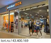 Магазин спортивной одежды Sneaker Box. Торговый комплекс «Город Лефортово». Шоссе Энтузиастов, 12, корпус 2. Район Лефортово. Город Москва (2024 год). Редакционное фото, фотограф lana1501 / Фотобанк Лори