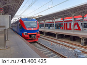 Электропоезд ЭП2Д-0103 «РЭКС. Регион-экспресс» стоит у платформы Белорусского железнодорожного вокзала в городе Москве (2024 год). Редакционное фото, фотограф Румянцева Наталия / Фотобанк Лори