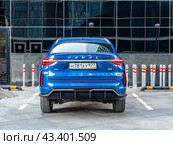 Синий автомобиль haval f7x припаркован перед стеклянной стеной бизнес центра (2024 год). Редакционное фото, фотограф Константин Григорьев / Фотобанк Лори