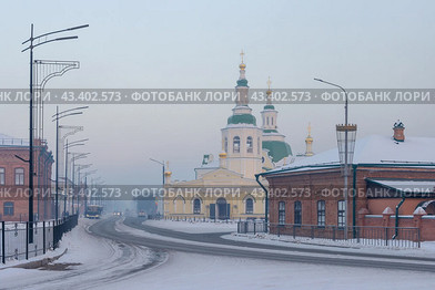 Город Минусинск, Красноярский край, Сибирь, Россия. Собор Спаса Нерукотворного Образа. Зимний городской пейзаж. Вид на заснеженную улицу и красивую православную церковь в историческом центре сибирского города. Холодная погода. Стоковое фото, фотограф Андрей Степанов / Фотобанк Лори