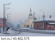 Город Минусинск, Красноярский край, Сибирь, Россия. Собор Спаса Нерукотворного Образа. Зимний городской пейзаж. Вид на заснеженную улицу и красивую православную церковь в историческом центре сибирского города. Холодная погода. Стоковое фото, фотограф Андрей Степанов / Фотобанк Лори