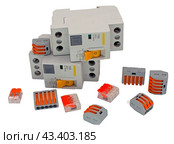 Дифференциальный выключатель и соединители проводов на белом фоне. Residual-current device and Compact Splicing Connectors on white background. Стоковое фото, фотограф Татьяна Д / Фотобанк Лори