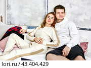 Coronavirus lockdown, young couple stays at home during curfew. Стоковое фото, фотограф Владимир Григорьев / Фотобанк Лори