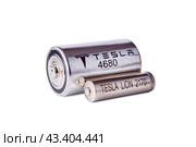 New Tesla 4680 battery compared to old 2470, St. Petersburg, Russia, January 6, 2022. Стоковое фото, фотограф Владимир Григорьев / Фотобанк Лори