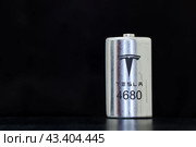 New 4680 cell Tesla battery cell with new chemistry, St. Petersburg, Russia, January 9, 2022. Стоковое фото, фотограф Владимир Григорьев / Фотобанк Лори