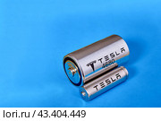 4680 Tesla lithium battery cell is new formfactor, St. Petersburg, Russia, January 6, 2022. Стоковое фото, фотограф Владимир Григорьев / Фотобанк Лори