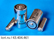 Tesla 2170 and 4680 battery cell comparison, St. Petersburg, Russia, January 7, 2022. Стоковое фото, фотограф Владимир Григорьев / Фотобанк Лори