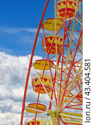 Аттракцион кольцо обозрения на фоне голубого неба. Ferris wheel with space for text. Стоковое фото, фотограф Татьяна Д / Фотобанк Лори