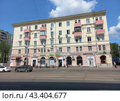 Пятиэтажный трёхподъездный кирпичный жилой дом серии II-03. Построен в 1955 году. Первомайская улица, 35/18. Район Измайлово. Город Москва (2023 год). Редакционное фото, фотограф lana1501 / Фотобанк Лори