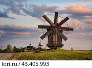 Остров Кижи, Россия, Карелия. Вид на деревянную мельницу и старинную архитектуру Кижского погоста. Редакционное фото, фотограф KOSIM / Фотобанк Лори