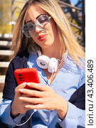 Beautiful caucasian woman with surfing the internet on smartphone.Vertical. Стоковое фото, фотограф Raquel Corcoles Mendez / Фотобанк Лори