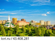Приход Святой равноапостольной княгини Ольги, Школа 800, таунхаусы и высотные многоквартирные дома на холме (Верхние Печёры, Нижний Новгород) (2024 год). Стоковое фото, фотограф Илья Старков / Фотобанк Лори