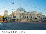 Витебский вокзал на рассвете крупным планом. Санкт-Петербург (2024 год). Редакционное фото, фотограф Ольга Визави / Фотобанк Лори