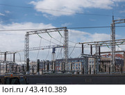 Электросеть и система электропитания в городе. Провода и изоляторы. Санкт-Петербург, Россия. Стоковое фото, фотограф Grigory_Gez / Фотобанк Лори
