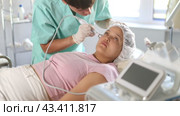Utilizing RF lifting attachment, skilled specialist administers treatment that helps tighten and tone client's skin, promoting more youthful appearance. Стоковое видео, видеограф Яков Филимонов / Фотобанк Лори