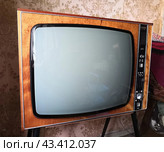 Старый советский черно-белый телевизор «Славутич-219» в напольном исполнении (2023 год). Редакционное фото, фотограф Александр Замараев / Фотобанк Лори