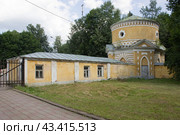 Башня ограды и служебная постройка в усадьбе Валуево. Филимонковское, Москва (2023 год). Редакционное фото, фотограф Елена Орлова / Фотобанк Лори