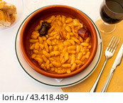 Beans stewed with pork, blood sausage and chorizo in clayware. Стоковое фото, фотограф Яков Филимонов / Фотобанк Лори