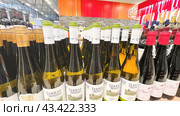 Moscow March 25 2024, Red and white wine on supermarket counter, Supermarket Wine Department. The display is organized in a way that makes it easy for customers to browse and choose their preferred wine. Редакционное фото, фотограф Скрипачев Антон / Фотобанк Лори