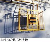 Вывод газа на фасад здания, коробка за решеткой и замком. Стоковое фото, фотограф Ольга Дерябина / Фотобанк Лори