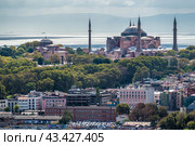 ISTANBUL, TURKEY - OCTOBER 12 ,2021: Istanbul city view on Hagia Sophia in Turkey. Golden Horn bay of Istanbul and view on mosque with Sultanahmet district. aerial view. Редакционное фото, фотограф Павел Муравьев / Фотобанк Лори