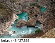 River Moraca, canyon Platije. montenegro, canyon, mountain road. Picturesque journey, beautiful mountain turquoise river (2022 год). Редакционное фото, фотограф Павел Муравьев / Фотобанк Лори