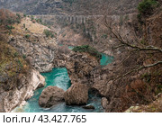 River Moraca, canyon Platije. montenegro, canyon, mountain road. Picturesque journey along roads of Montenegro among rocks and tunnels (2022 год). Редакционное фото, фотограф Павел Муравьев / Фотобанк Лори