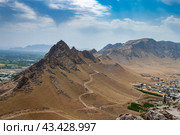 Горный хребет с поселением на фоне. Стоковое фото, фотограф Кирилл Басов / Фотобанк Лори