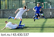 Junior football teams having scrimmage. Стоковое фото, фотограф Яков Филимонов / Фотобанк Лори