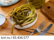 Pickled green ramsons scapes coiled in ceramic plate. Стоковое фото, фотограф Яков Филимонов / Фотобанк Лори