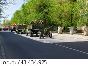 Противотанковая пушка ЗИС-2 на прицепе грузовика ЗИС-5 в колонне старой военной техники времен Второй Мировой войны. Волгоград, Центральный район, Россия. (2022 год). Редакционное фото, фотограф Андрей Цыганков / Фотобанк Лори